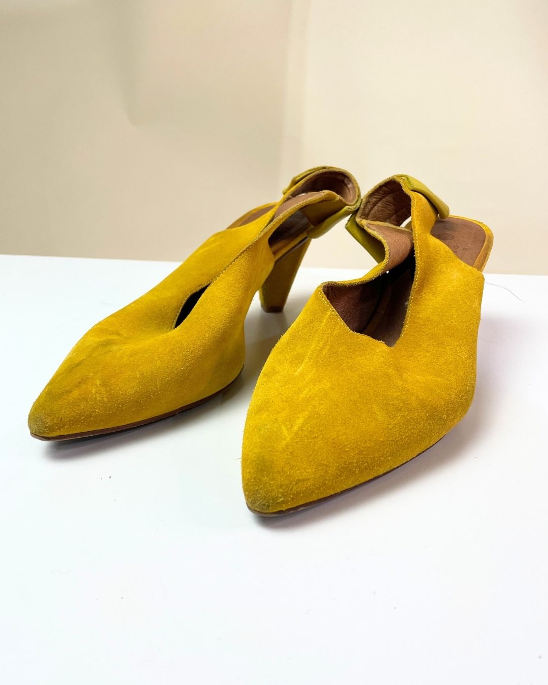second hand Hudson Hudson Yellow Suedue Heels Size 6 25 OWNI